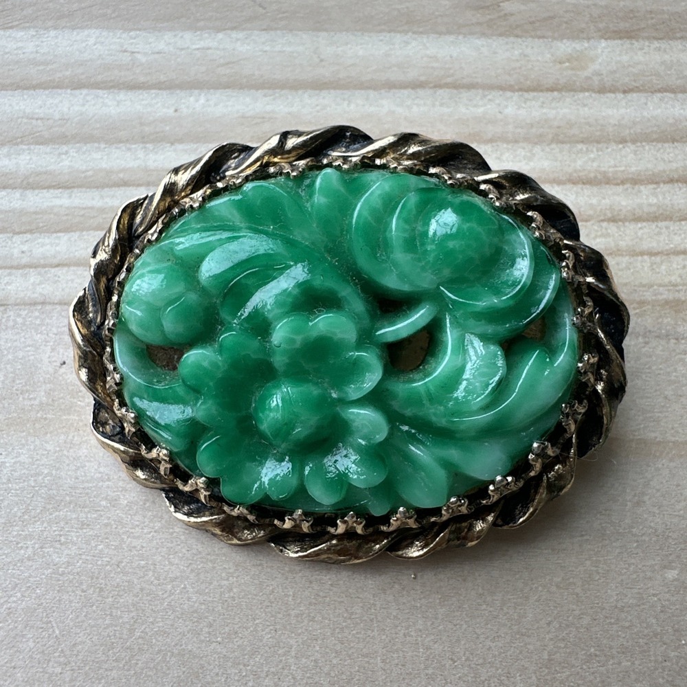 VTG Brooch Pin 2 Inch Hand Carved Art Glass Green Flowers Oval Gold Japan MCM‎